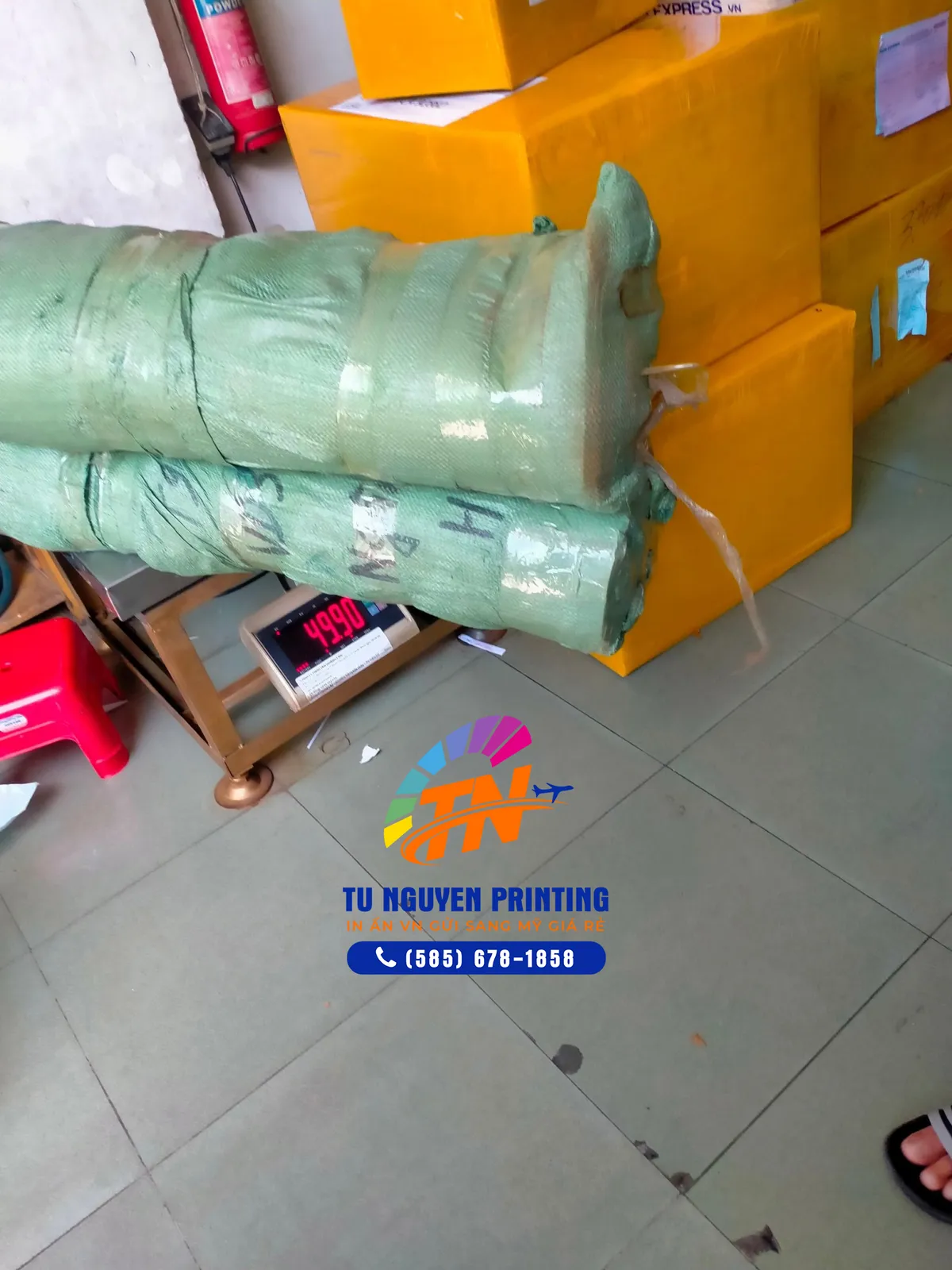 Đóng gói và cân hàng in gửi sang Mỹ
